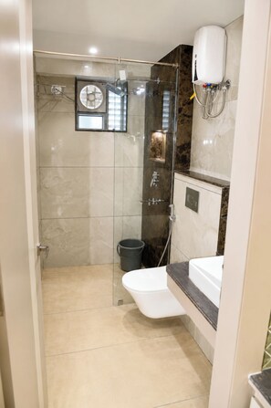 Tweepersoonskamer | Badkamer | Een douche, een regendouche, pantoffels, handdoeken