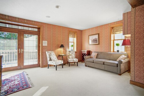 Olive Street Carriage House | Sleeps 8, Norwalk