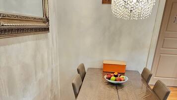 Rumah, 4 kamar tidur, akses difabel, balkon | Ruang makan