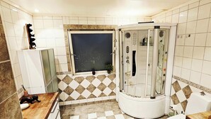 A bathroom with a shower enclosure, a toilet, and a sink. - Spacious Bergen House With Stunning Mountain Views (Bergen)