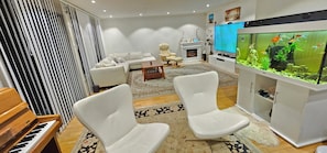 House, 4 Bedrooms, Accessible, Balcony | Living room | Books - Spacious Bergen House With Stunning Mountain Views (Bergen)
