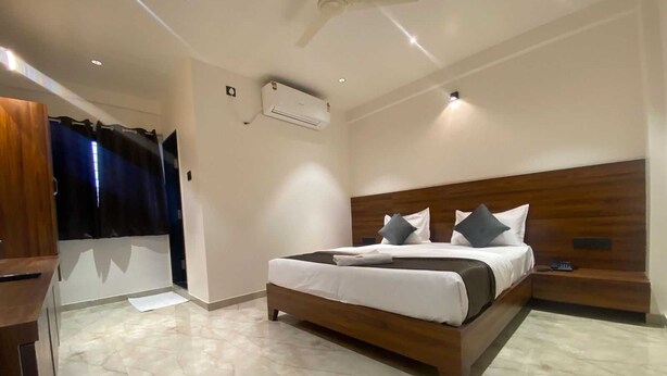 Villa Premium | Escritorio, tabla de planchar con plancha, wifi gratis y ropa de cama 