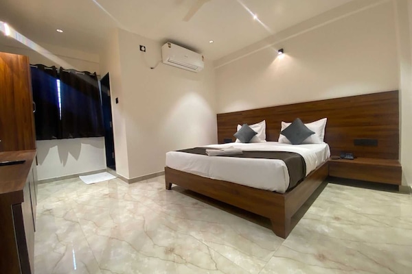 Premium Villa | Desk, iron/ironing board (on request), free WiFi, bed sheets