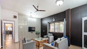 Villa Premium | Área de sala de estar | Televisión de pantalla plana de 32 pulgadas con canales por cable 