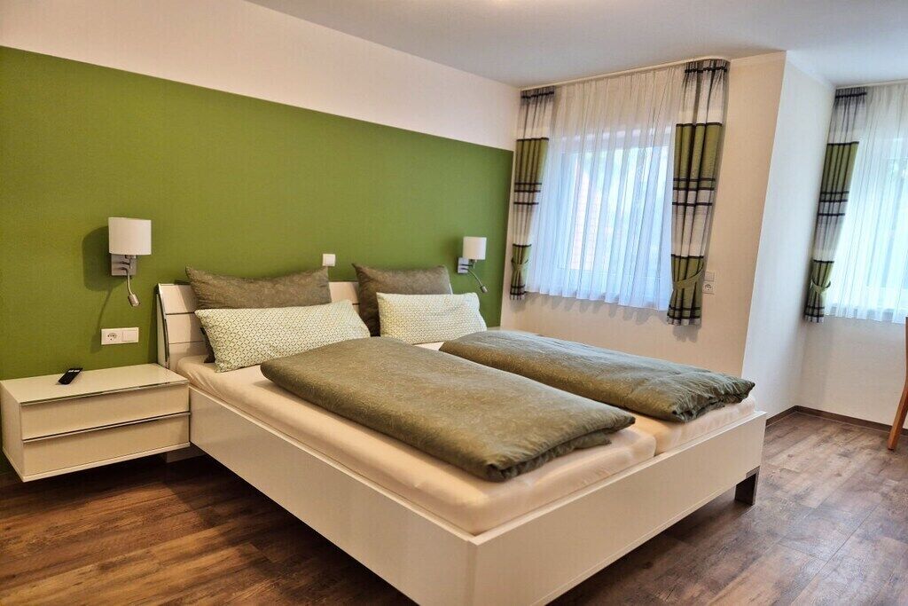 5 bedrooms, WiFi (free), bed sheets