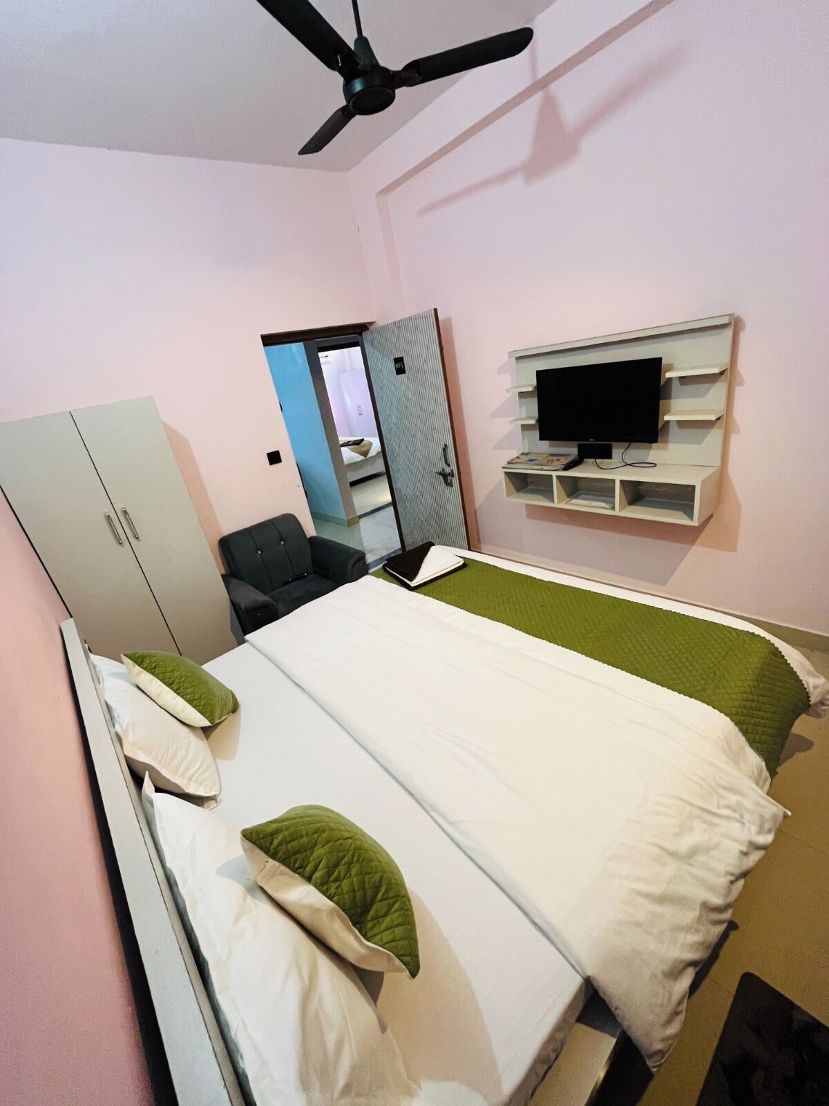 Deluxe Room | Desk