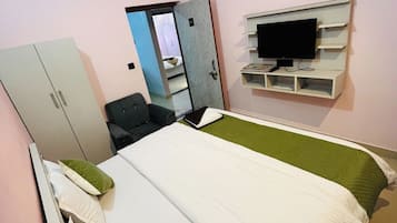 Deluxe Room | Desk