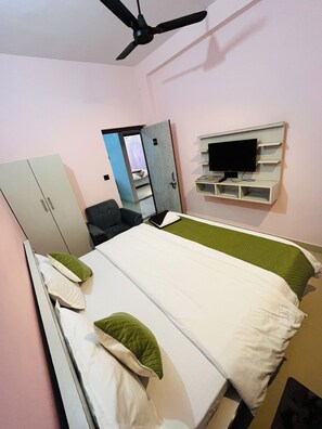 Deluxe Room | Desk - Shri Jagannath Palace (Jaipur)