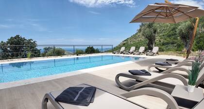 Exclusive luxury villa with a private pool and panoramic views of the Adriatic Sea