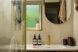 Shower, hair dryer, towels, soap - Modern Home in Gleneagles Village | 2 Bed (Auchterarder)