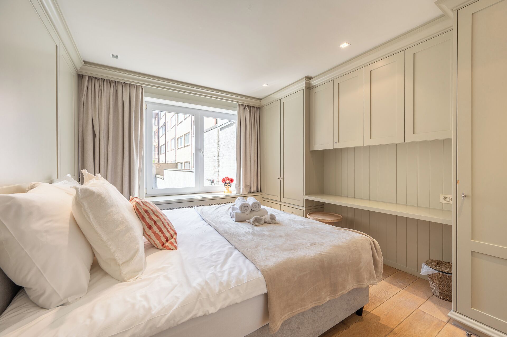 3 slaapkamers, een strijkplank/strijkijzer, gratis wifi, beddengoed