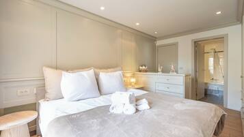 3 slaapkamers, een strijkplank/strijkijzer, gratis wifi, beddengoed