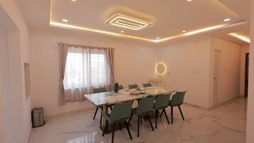 Premium Room, Balcony, City View | Dining