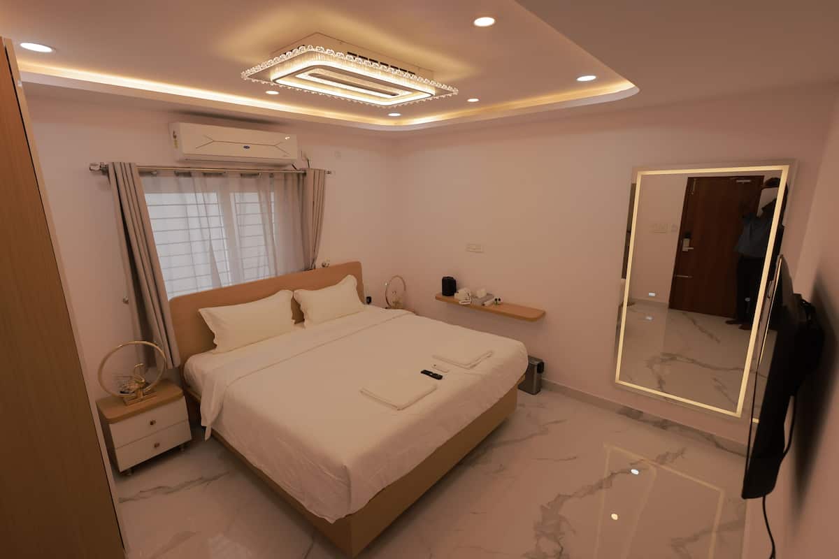Comfort Room | Desk, blackout drapes, rollaway beds (surcharge), WiFi (free)