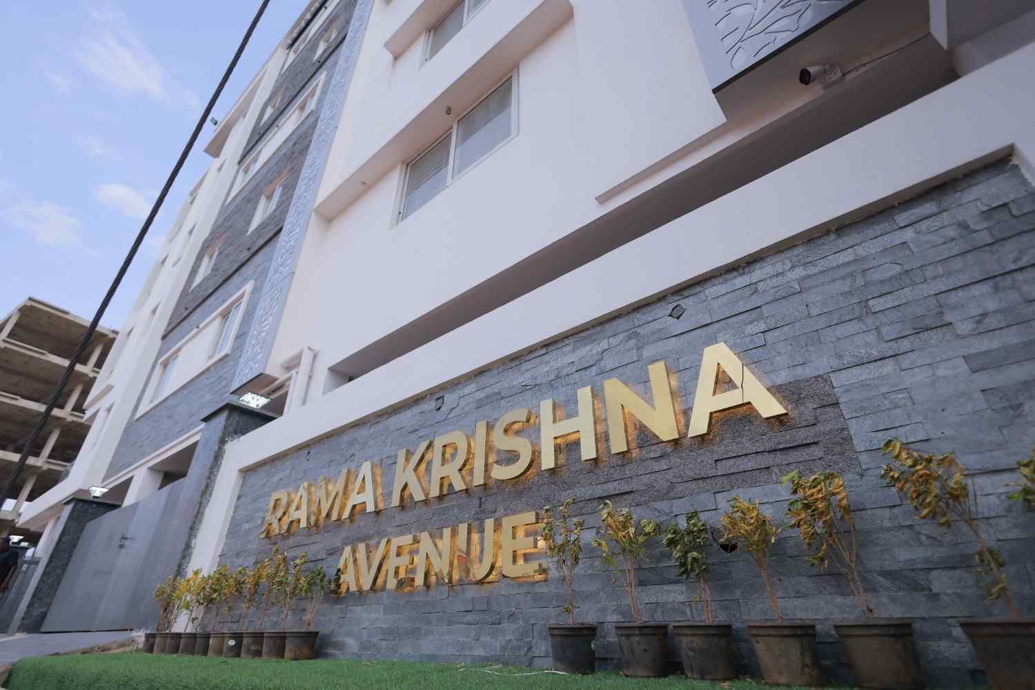 Un edificio con un cartel que dice 'RAMAKRISHNA AVENUE'.