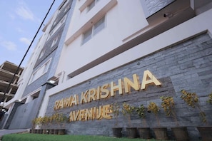 Um edifício com uma placa que diz 'RAMAKRISHNA AVENUE'.