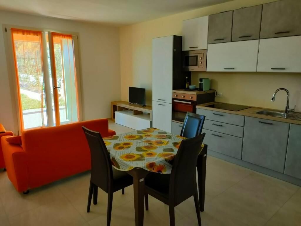 Departamento, vista al jardín | Cocina privada | Refrigerador, parrilla de estufa, lavavajillas y utensilios de cocina 