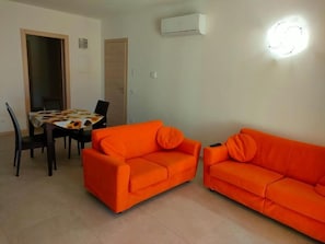 Departamento, vista al jardín | Área de sala de estar