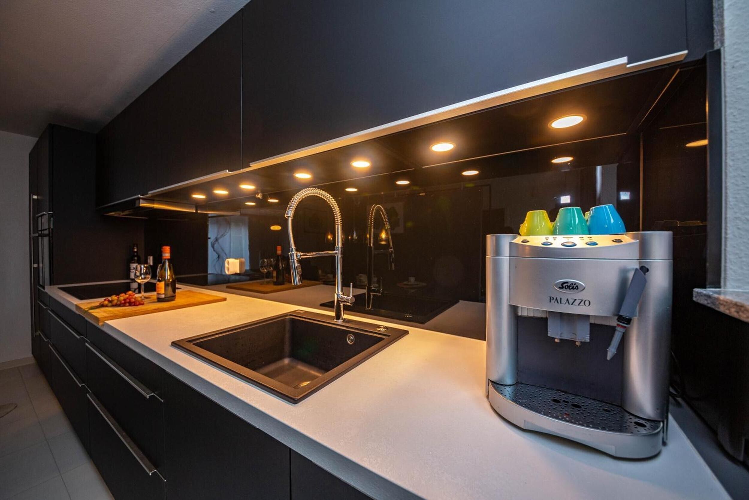Wasserkocher mit Kaffee-/Teezubehör, Kühlschrank, Mikrowelle, Ofen
