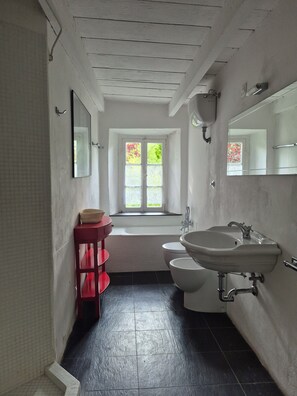 Een haardroger, een bidet, zeep, toiletpapier