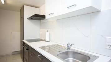 Wasserkocher mit Kaffee-/Teezubehör, Kühlschrank, Mikrowelle, Ofen