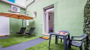 Outdoor dining - An elegant suite within a multi-unit property, ideal for two guests, featuring ground-floor access (with a single step at the entrance).The property is located in the center of Selargius—a town situated approximately 6.5 km from Cagliari’s city cente (Selargius)