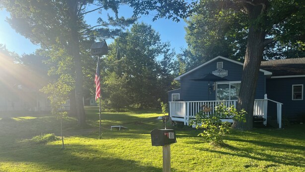 Ein Haus mit Veranda, Briefkasten und Fahnenmast.