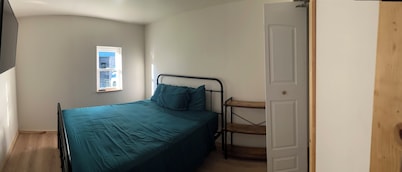 Perfect 2-bedroom cabin with AC on paradise lake
