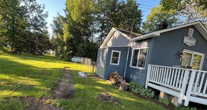 Perfect 2-bedroom cabin with AC on paradise lake