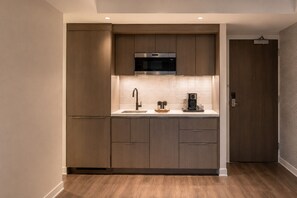 Private kitchen - Modern Studio Downtown Stay Near Dining & Shows (Toronto)