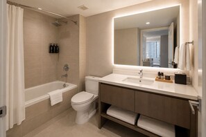 Hair dryer, bidet, towels, soap - Modern Studio Downtown Stay Near Dining & Shows (Toronto)