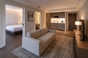 Iron/ironing board, WiFi, bed sheets - Modern Studio Downtown Stay Near Dining & Shows (Toronto)
