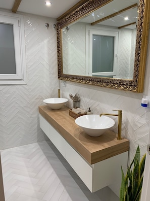 Haartrockner, Handtücher, Seife, Toilettenpapier