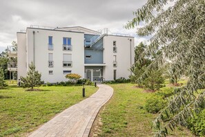 A modern building with a paved pathway leading to the entrance. - Modern Labiland vacation rental on the lagoon with a terrace and a magnificent view (Zirchow)