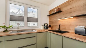 Uma cozinha moderna com janela, cafeteira e torradeira.