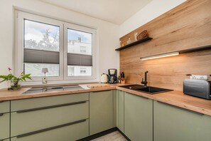 Eine moderne Küche mit Fenster, Kaffeemaschine und Toaster.