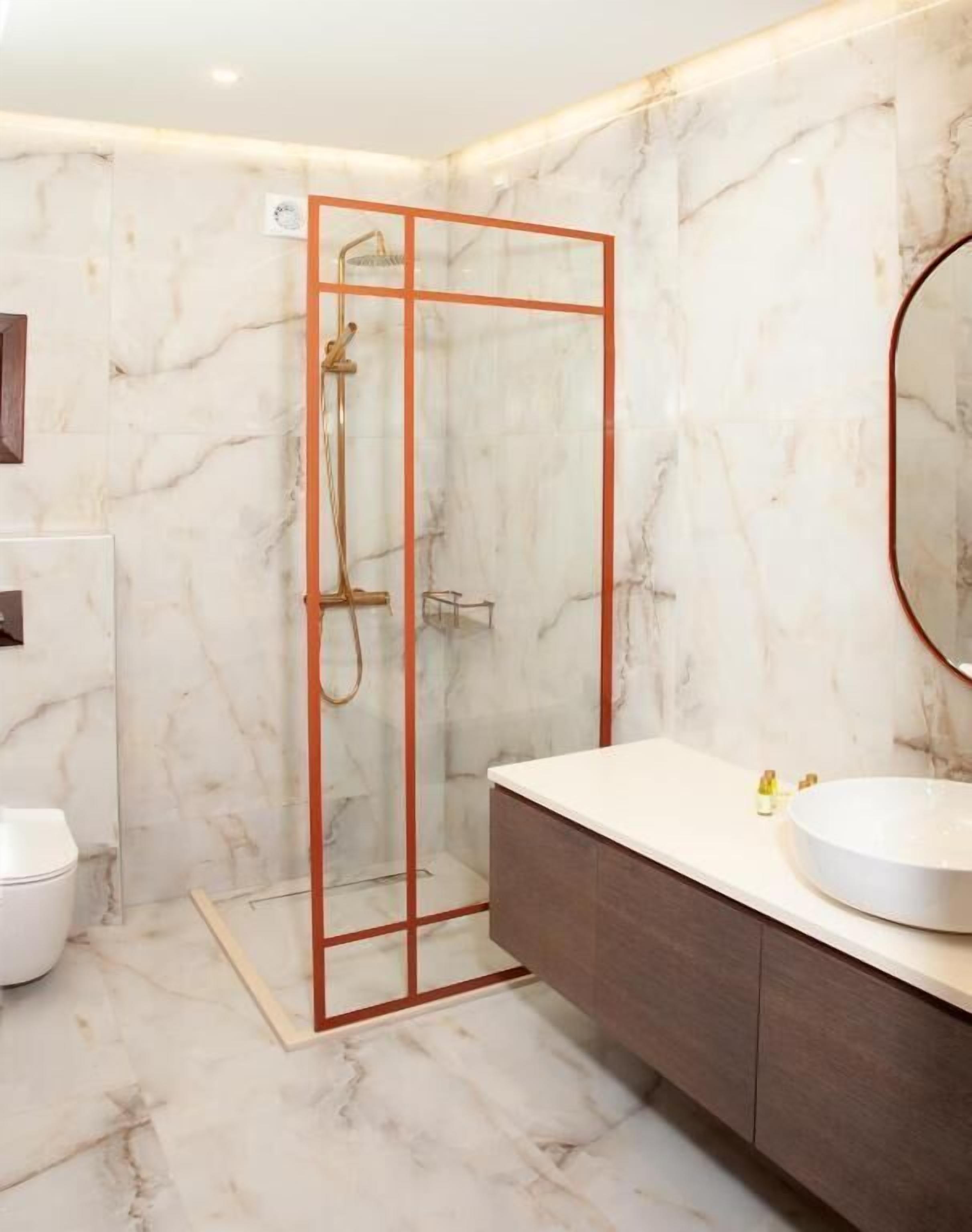 Shower, hair dryer, towels, shampoo