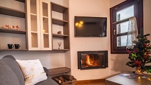 TV, fireplace - Erofili Hotel - Junior Suite with Panoramic View (Portaria)