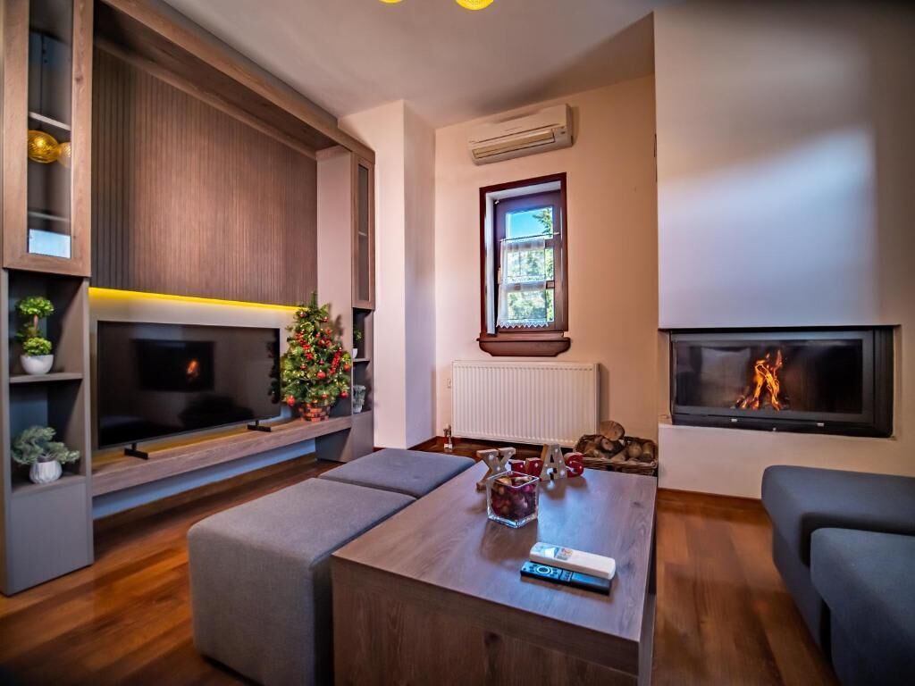 Una televisión, una chimenea