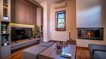 Una televisión, una chimenea