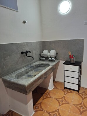 Haartrockner, Bidet, Handtücher, Seife