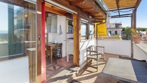 Un edificio residenziale con facciata in legno, un balcone e una zona cucina.
