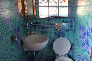 Douche, sèche-cheveux, serviettes fournies