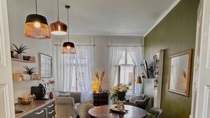 A dining area with a round table, chairs, and a rug. - "Lerosa Aaluna" Old Town Boutique Apartment, Sleeps 6 (Sibiu)