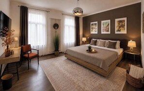 Une chambre à coucher moderne avec un grand lit, des tables de chevet, un bureau et une chaise.