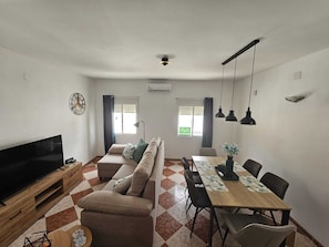 Apartment, 3 Schlafzimmer, Raucher, Balkon | Wohnzimmer
