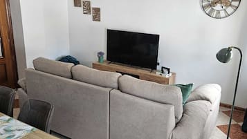 Apartment, 3 Bedrooms, Smoking, Balcony | Living room