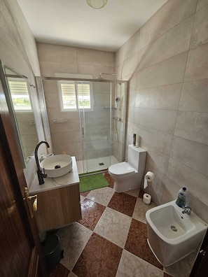 Bathroom - Charming 3-bedroom Apartment in Scenic Málaga (Villanueva de Algaidas)