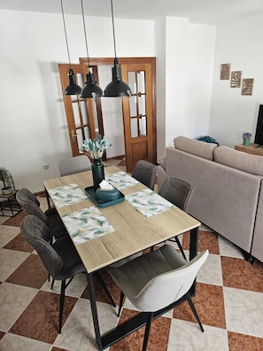 Dining room - Charming 3-bedroom Apartment in Scenic Málaga (Villanueva de Algaidas)
