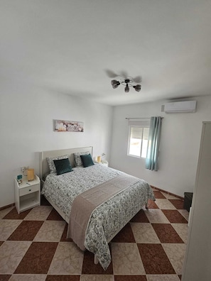 Room - Charming 3-bedroom Apartment in Scenic Málaga (Villanueva de Algaidas)